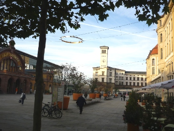Im Zuge der Neugestaltung des Erfurter Bahnhofs wurde auch der Bahnhofsvorplatz (Willy-Brandt-Platz) neu gestaltet